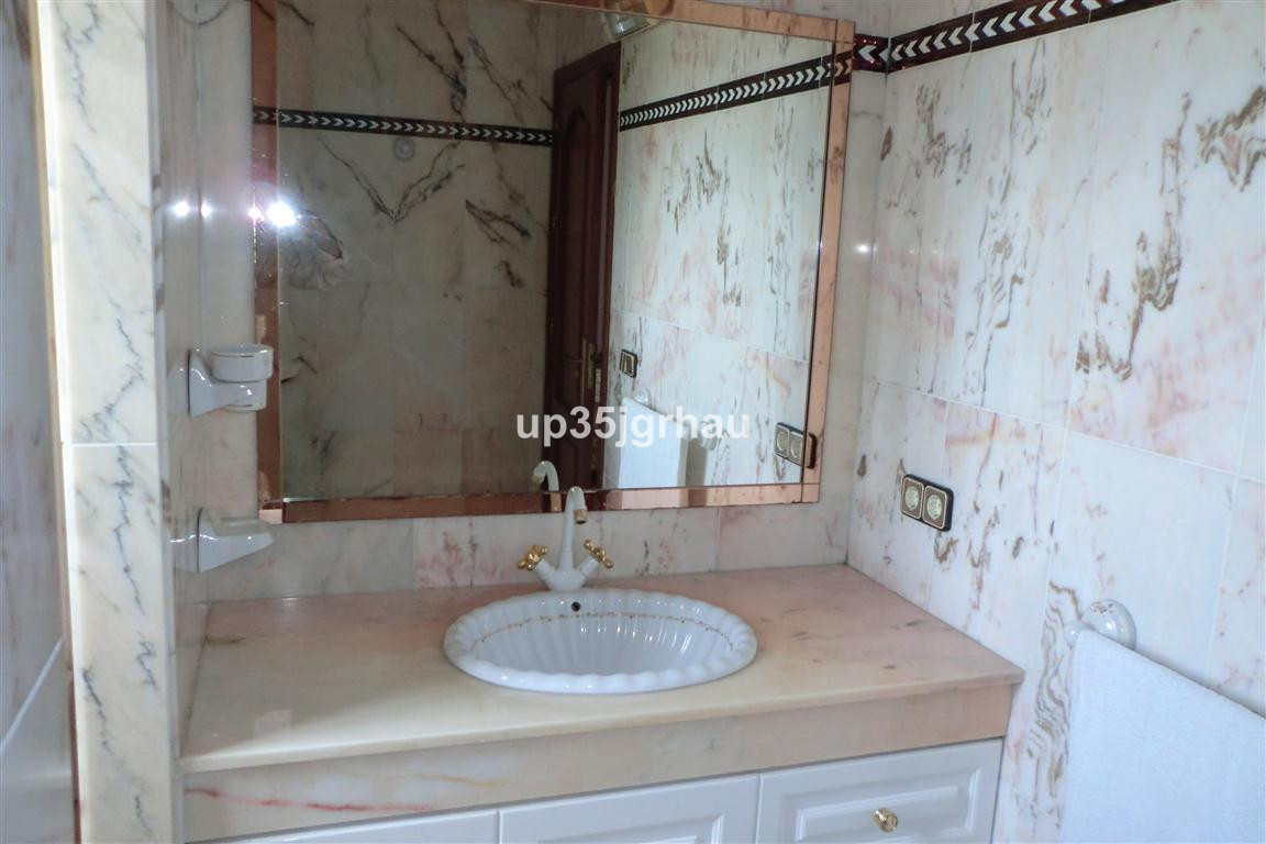 5 Bedroom Villa for Sale in Estepona — view 20