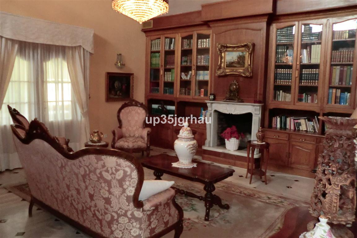5 Bedroom Villa for Sale in Estepona — 8