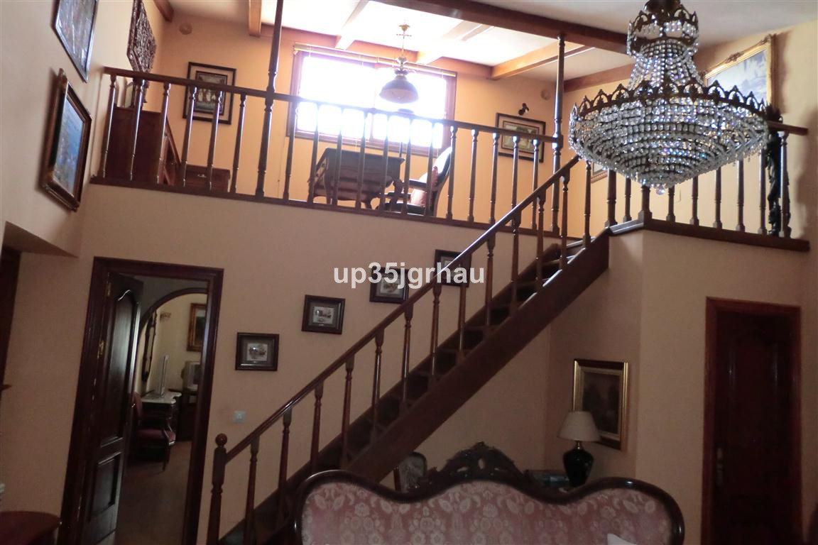 5 Bedroom Villa for Sale in Estepona — 9