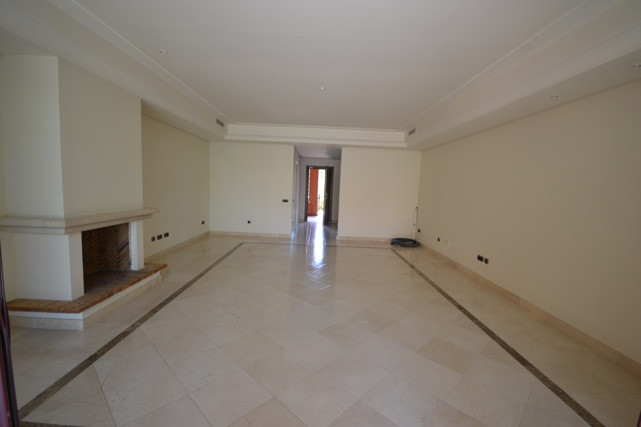 3 Bedroom Villa for Sale in The Golden Mile — view 11