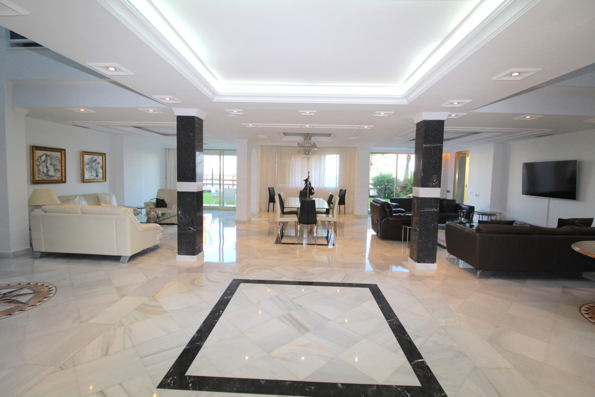 4 Bedroom Apartment for Sale in Puerto Banús — 2