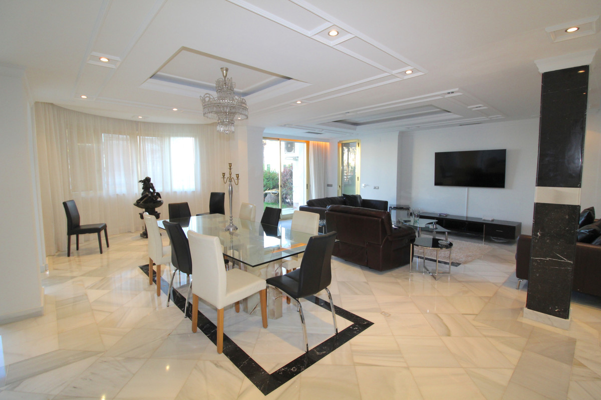 4 Bedroom Apartment for Sale in Puerto Banús — view 12