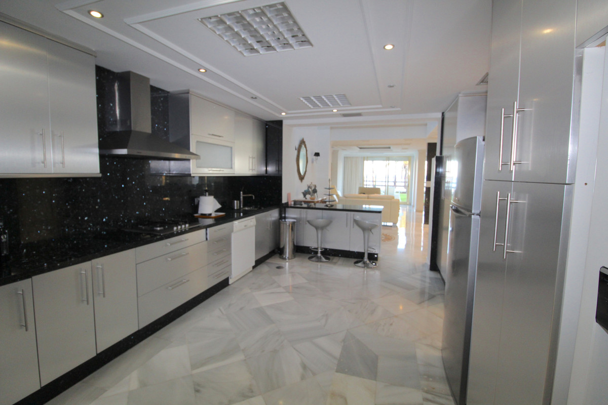 4 Bedroom Apartment for Sale in Puerto Banús — view 13