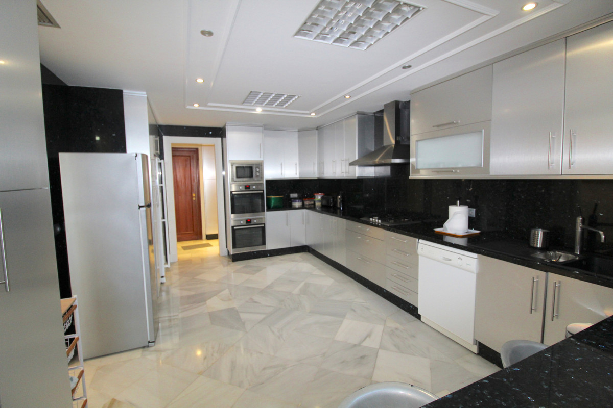 4 Bedroom Apartment for Sale in Puerto Banús — view 14