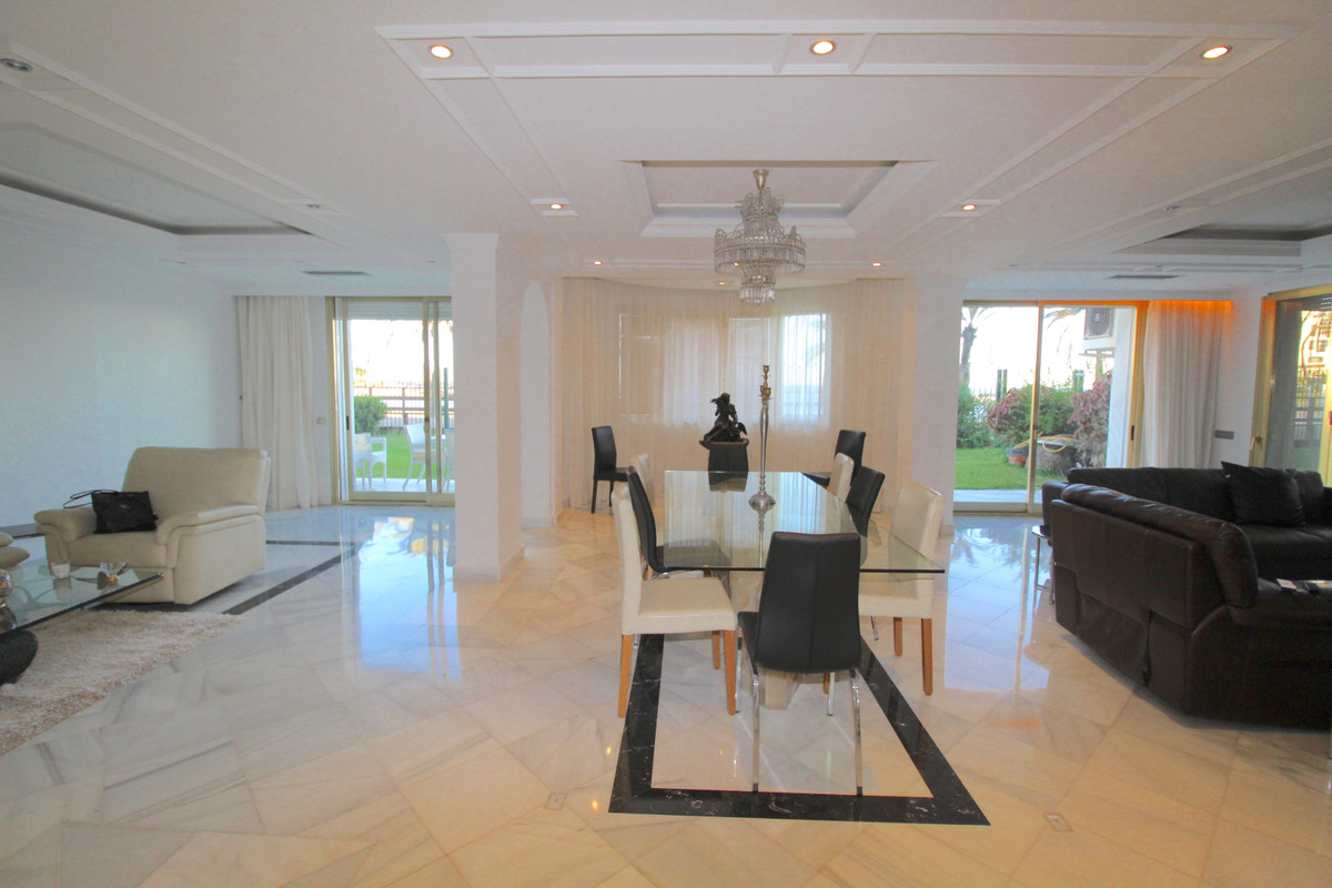 4 Bedroom Apartment for Sale in Puerto Banús — view 15