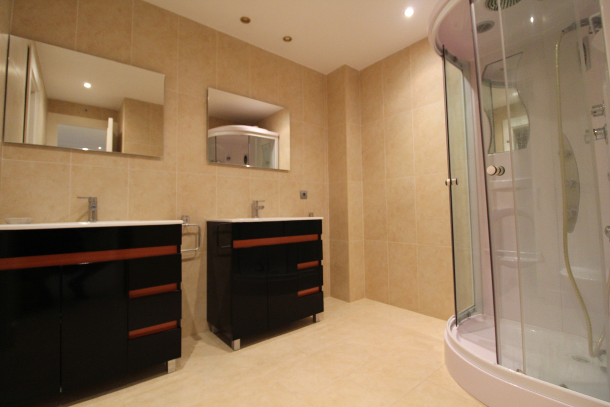 4 Bedroom Apartment for Sale in Puerto Banús — view 16