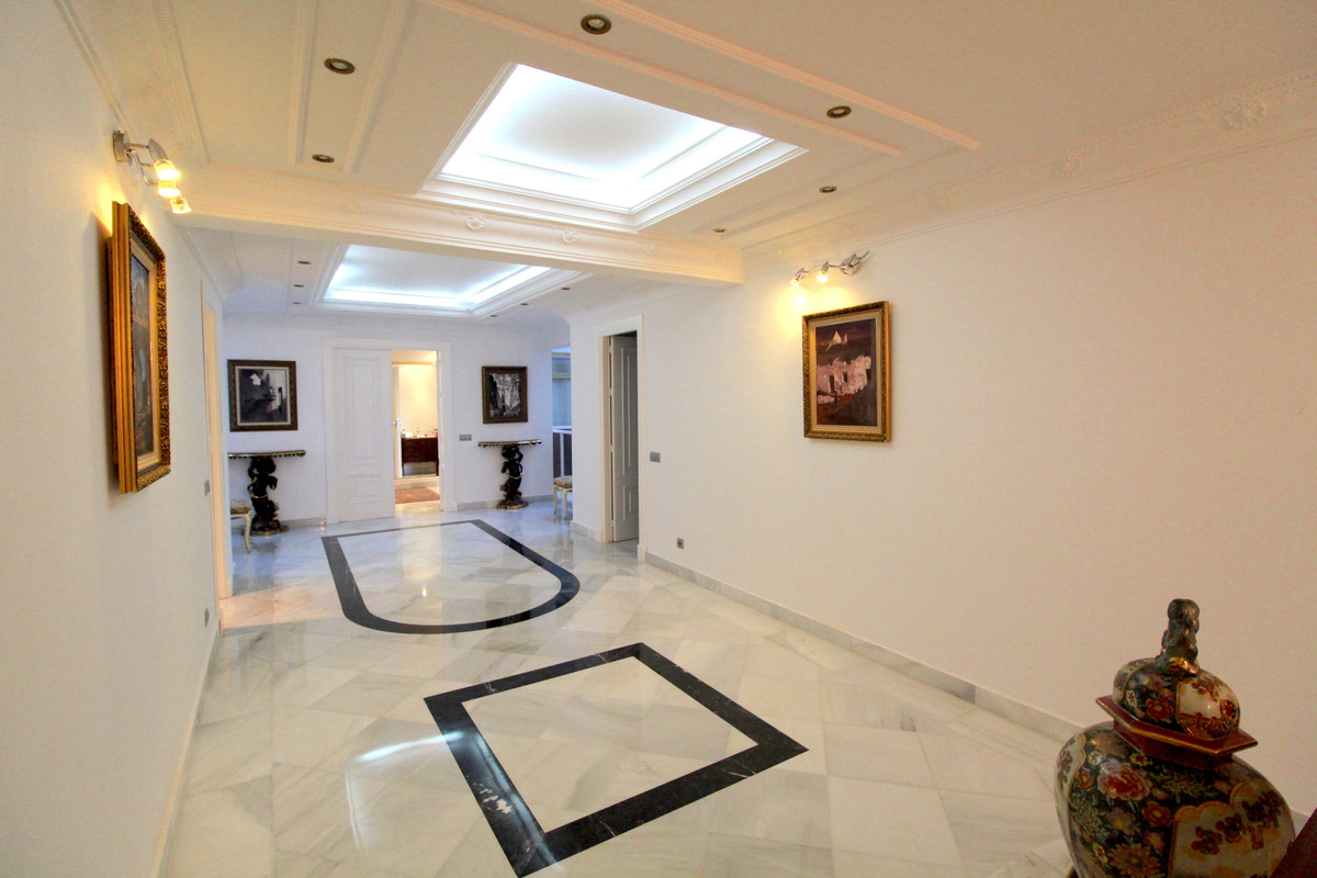 4 Bedroom Apartment for Sale in Puerto Banús — view 17