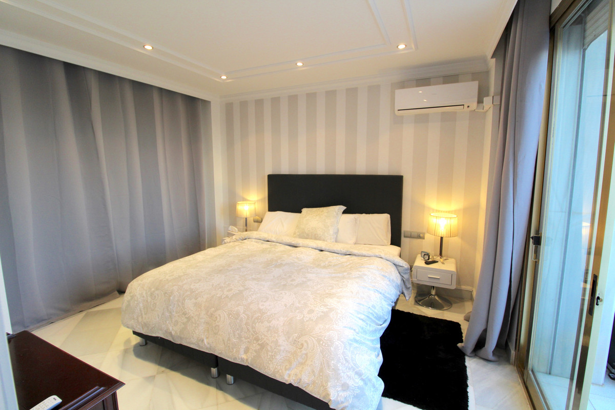 4 Bedroom Apartment for Sale in Puerto Banús — view 18