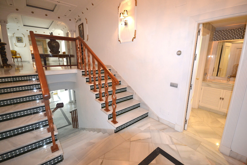 4 Bedroom Apartment for Sale in Puerto Banús — view 20