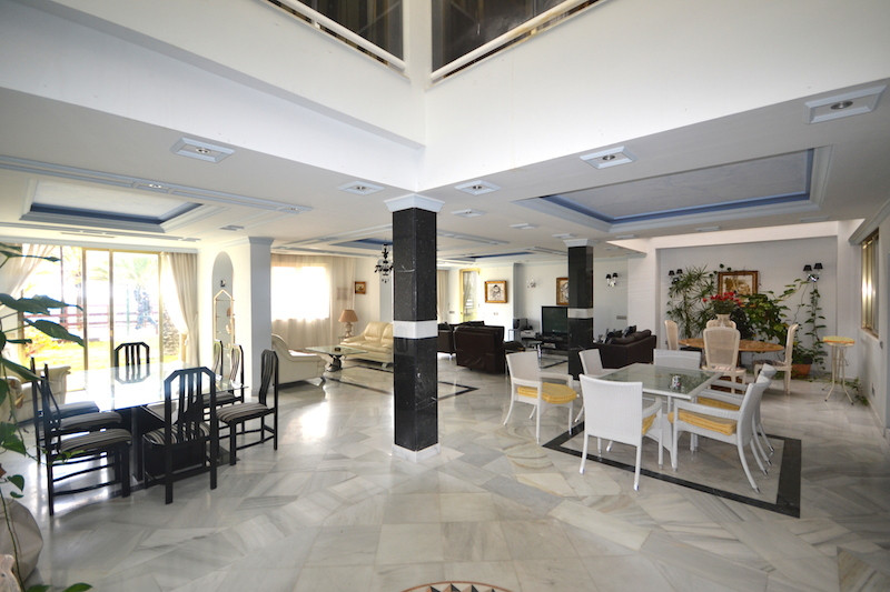 4 Bedroom Apartment for Sale in Puerto Banús — 3