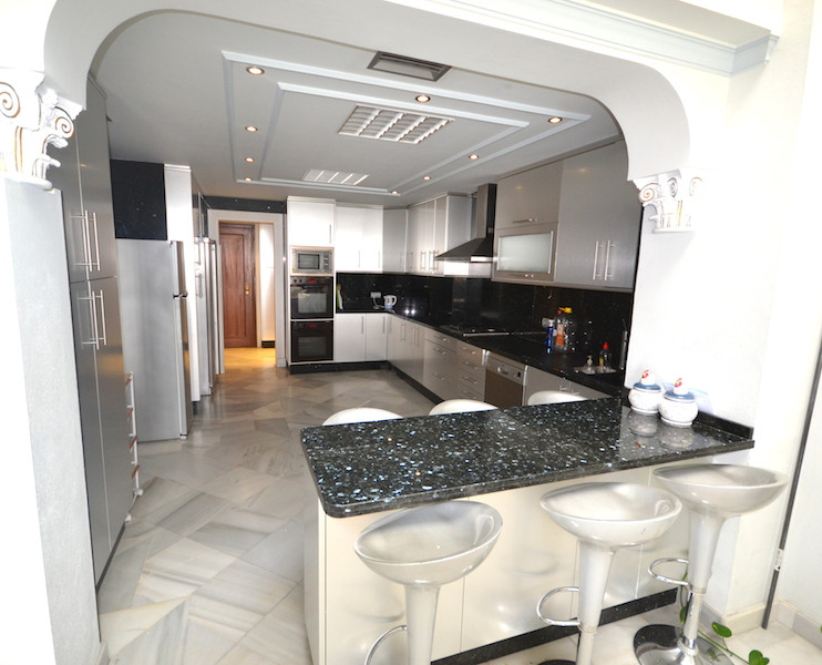 4 Bedroom Apartment for Sale in Puerto Banús — 4