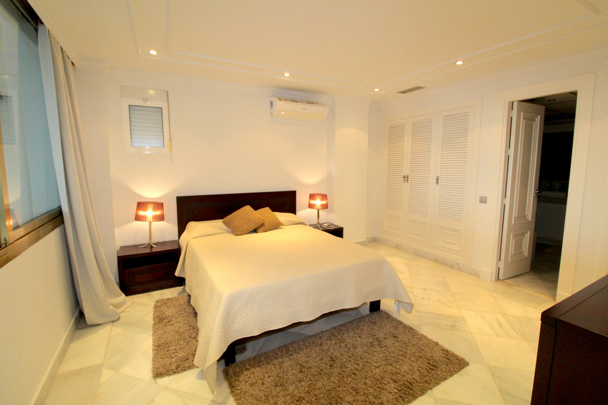 4 Bedroom Apartment for Sale in Puerto Banús — 6
