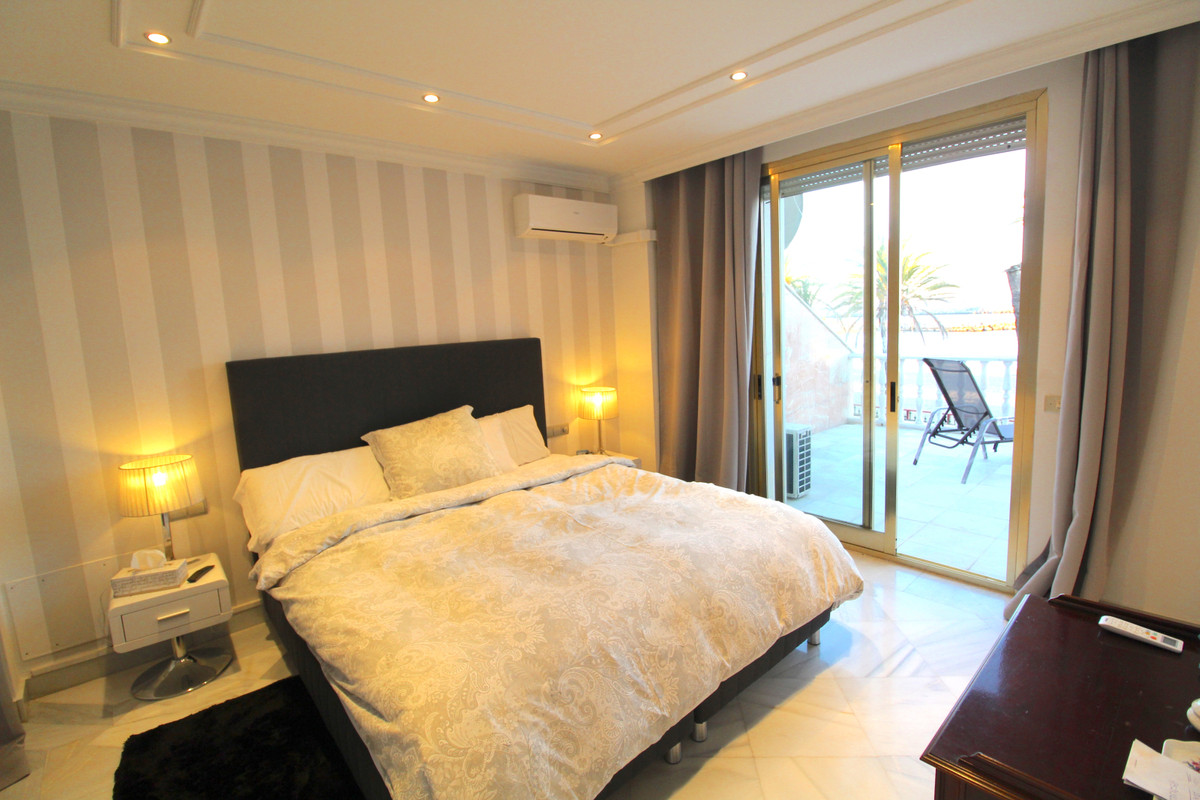 4 Bedroom Apartment for Sale in Puerto Banús — 8