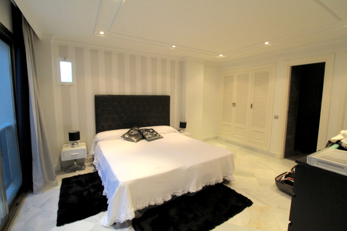 4 Bedroom Apartment for Sale in Puerto Banús — view 10