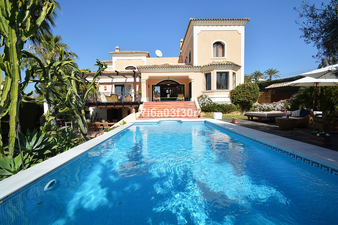 5 Bedroom Villa for Sale in Nueva Andalucía