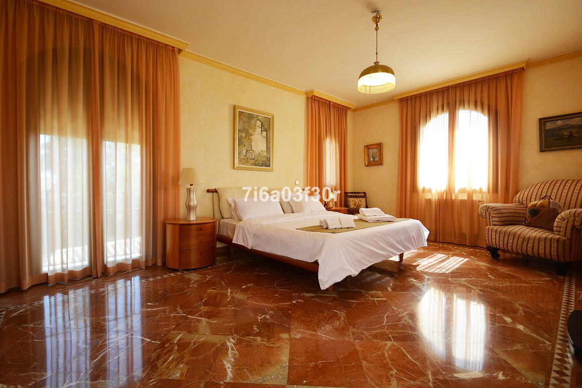 5 Bedroom Villa for Sale in Nueva Andalucía — 5