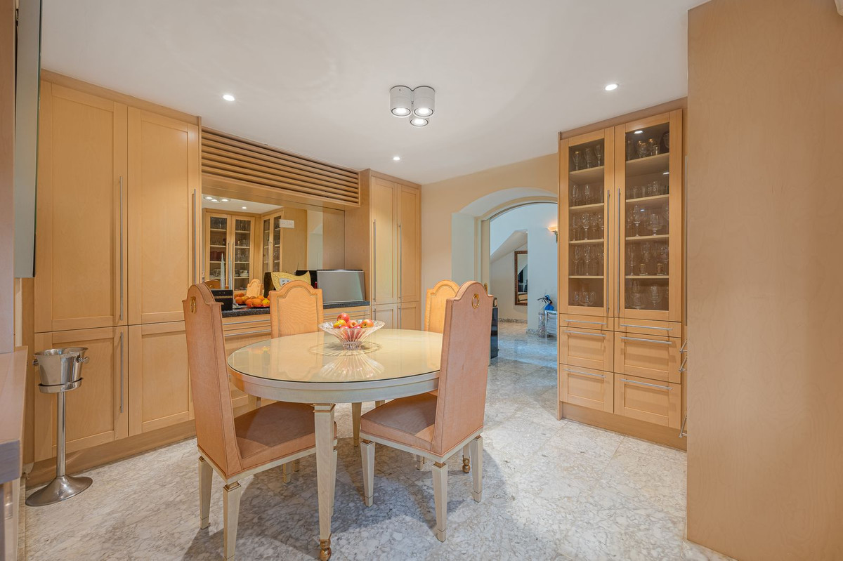 5 Bedroom Villa for Sale in Nagüeles — view 15
