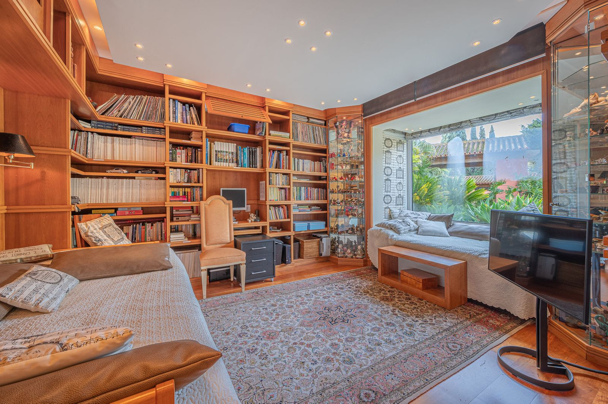5 Bedroom Villa for Sale in Nagüeles — view 17