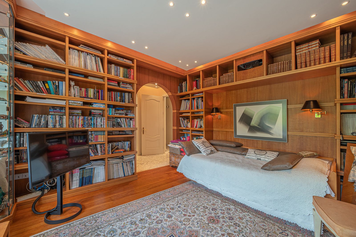 5 Bedroom Villa for Sale in Nagüeles — view 18