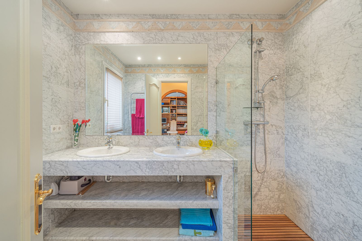 5 Bedroom Villa for Sale in Nagüeles — view 19