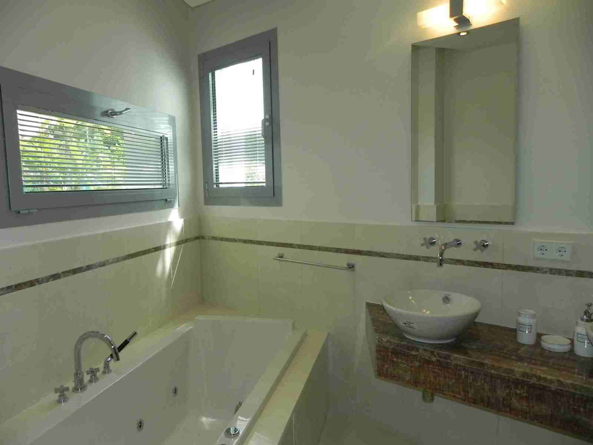 4 Bedroom Villa for Sale in Sierra Blanca — view 14
