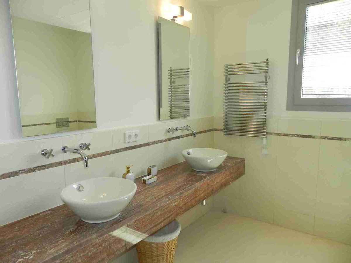 4 Bedroom Villa for Sale in Sierra Blanca — view 17