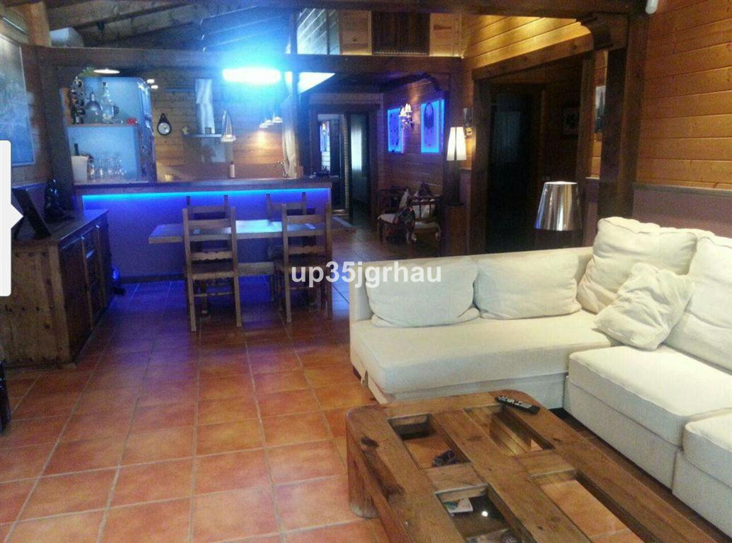 3 Bedroom Apartment for Sale in Estepona — 2