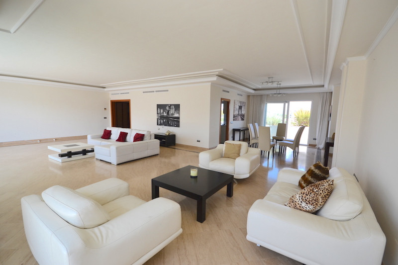 4 Bedroom Apartment for Sale in Puerto Banús — 2