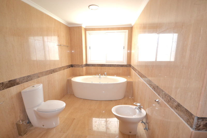 4 Bedroom Apartment for Sale in Puerto Banús — view 11
