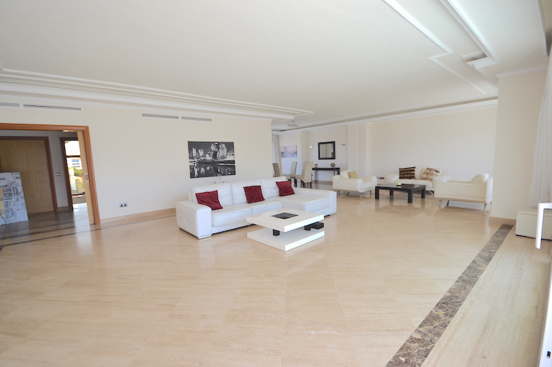 4 Bedroom Apartment for Sale in Puerto Banús — view 14