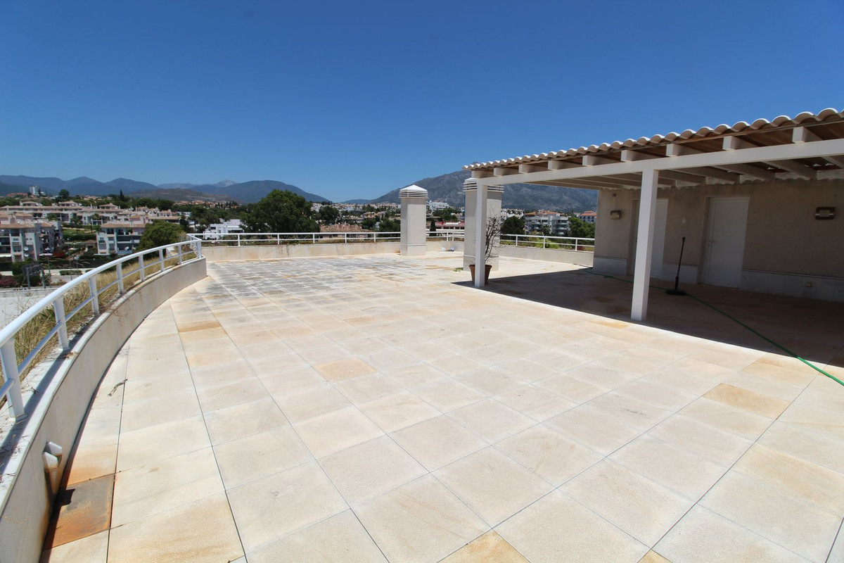 4 Bedroom Apartment for Sale in Puerto Banús — view 19