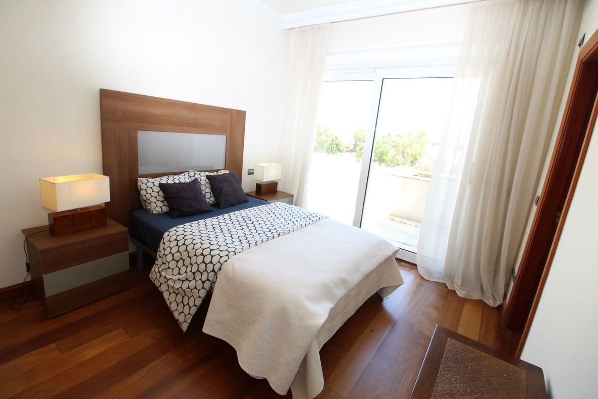 4 Bedroom Apartment for Sale in Puerto Banús — view 20