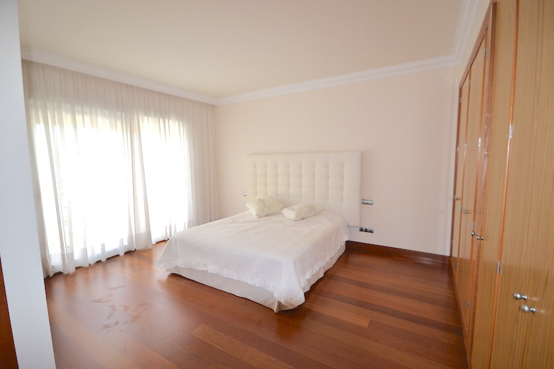 4 Bedroom Apartment for Sale in Puerto Banús — 4