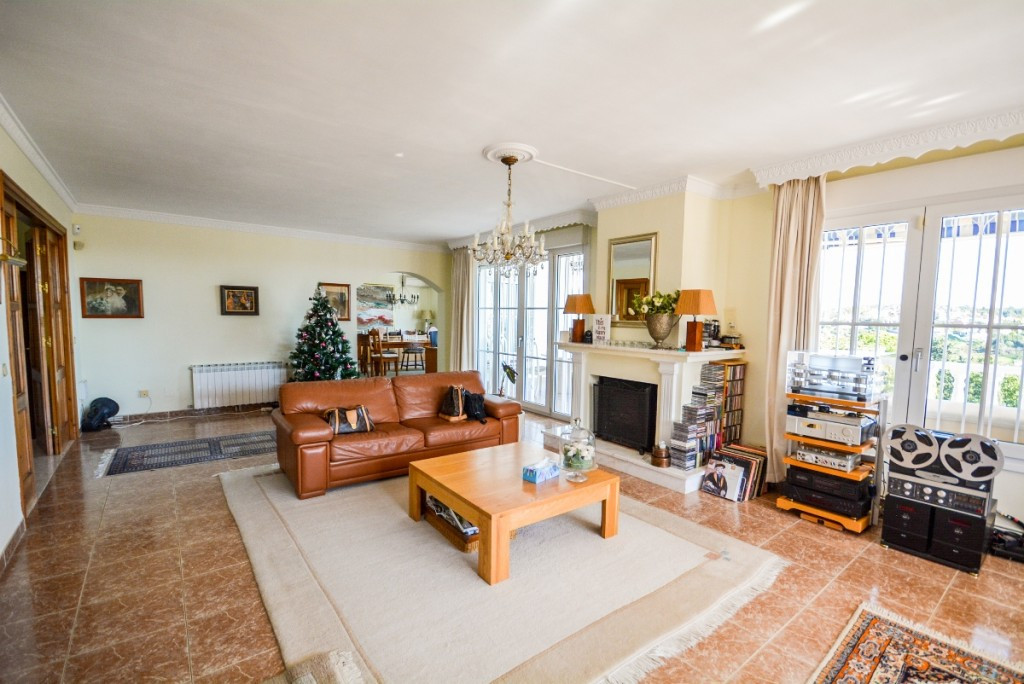 8 Bedroom Villa for Sale in Estepona — view 11