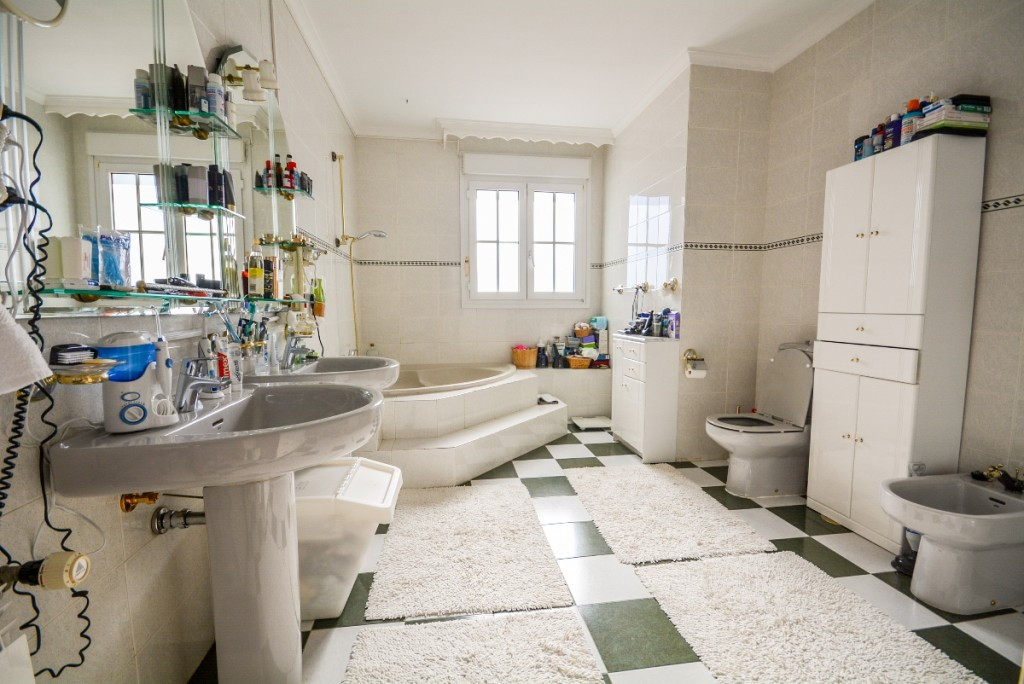 8 Bedroom Villa for Sale in Estepona — view 19