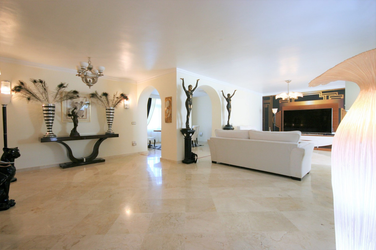 3 Bedroom Apartment for Sale in Guadalmina Alta — 2
