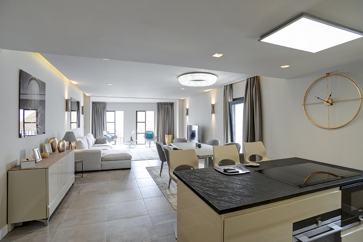 2 Bedroom Apartment for Sale in Puerto Banús — 5