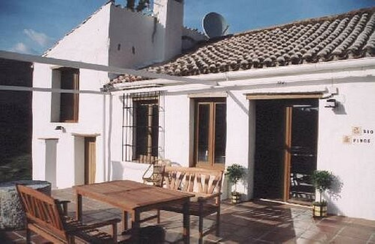 5 Bedroom Villa for Sale in Estepona — 2