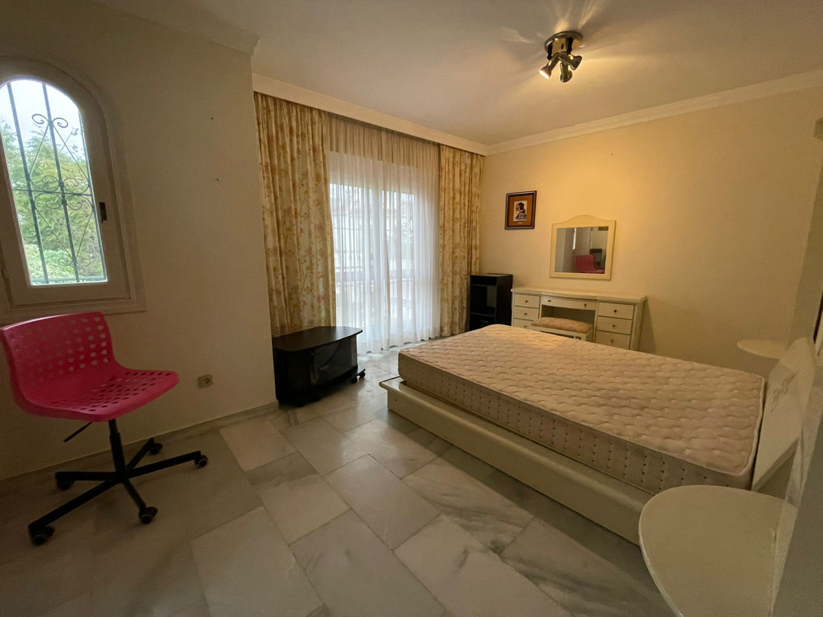 5 Bedroom Villa for Sale in Estepona — view 15