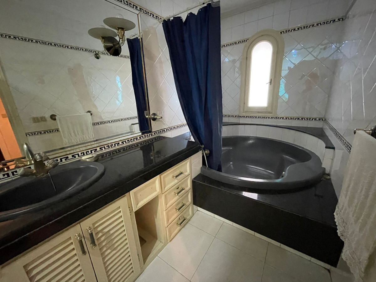 5 Bedroom Villa for Sale in Estepona — view 19
