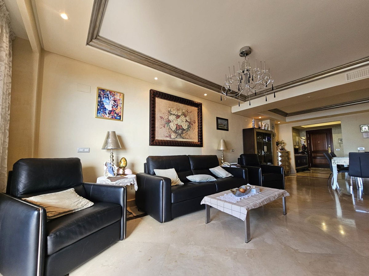 3 Bedroom Apartment for Sale in Estepona — 2