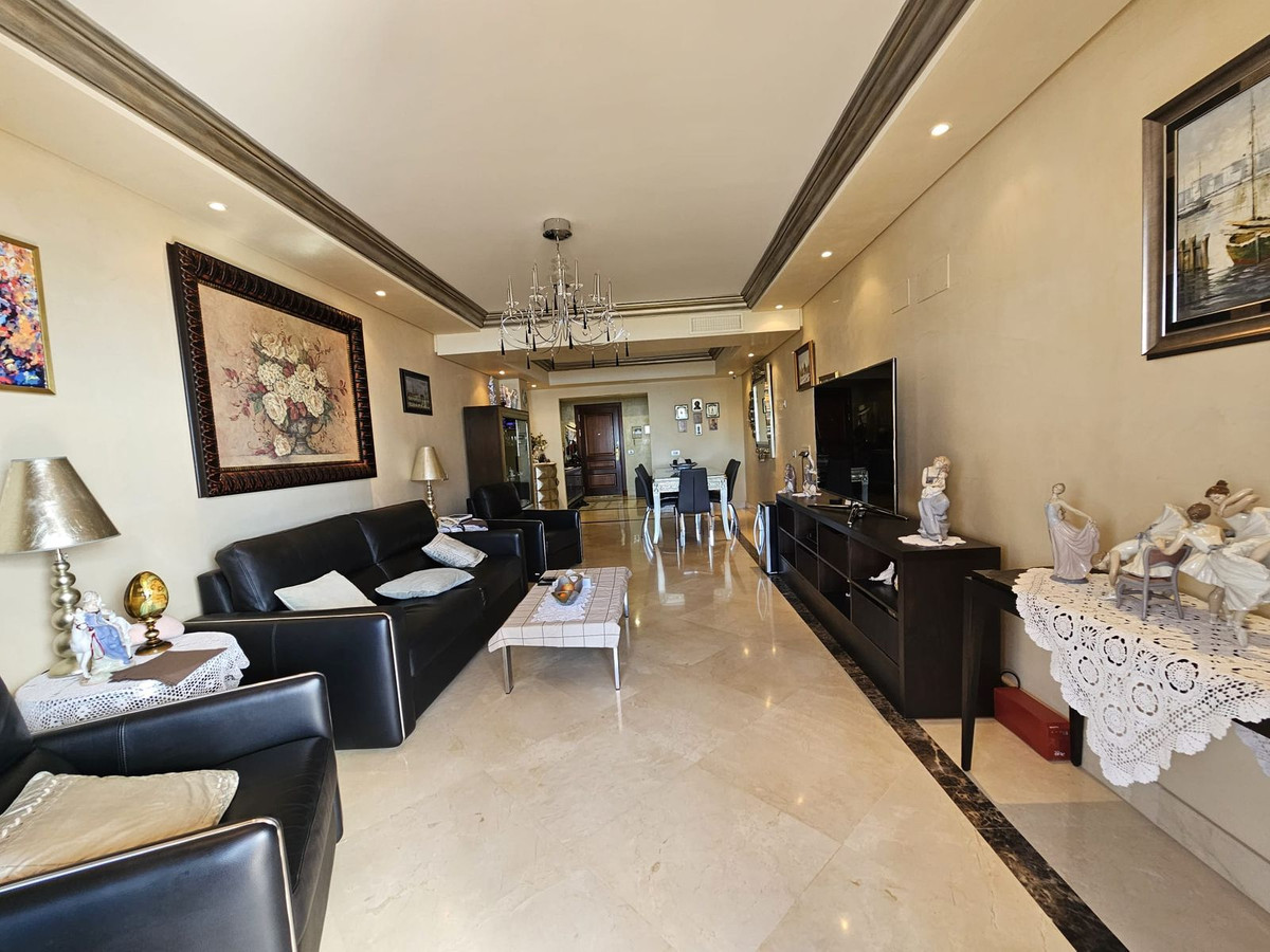3 Bedroom Apartment for Sale in Estepona — 3