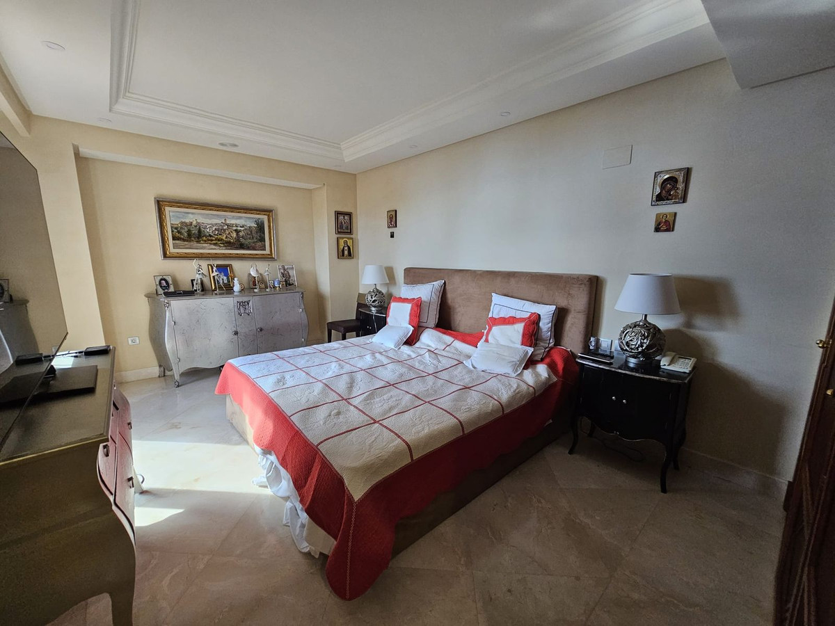 3 Bedroom Apartment for Sale in Estepona — 8
