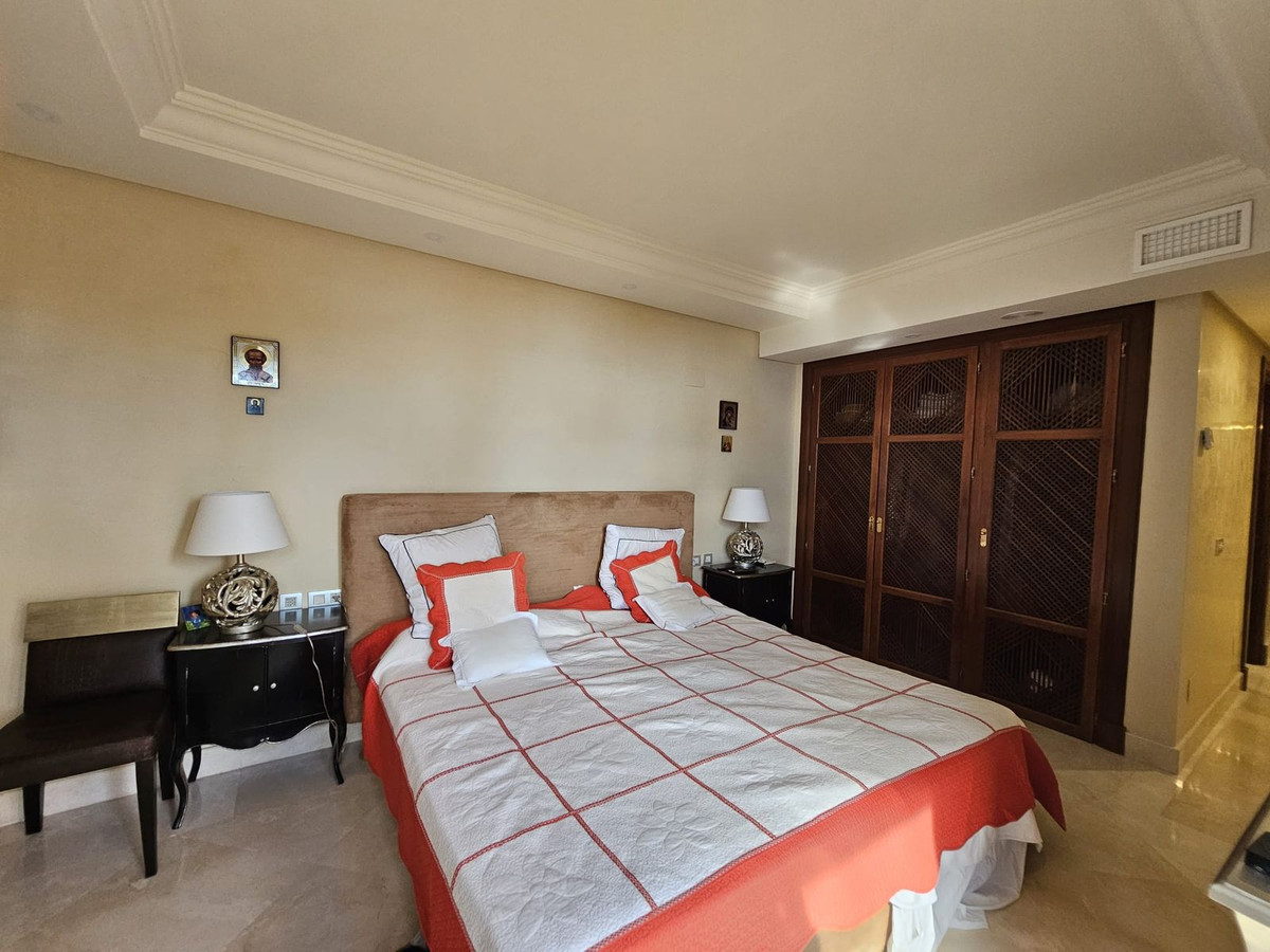 3 Bedroom Apartment for Sale in Estepona — view 10