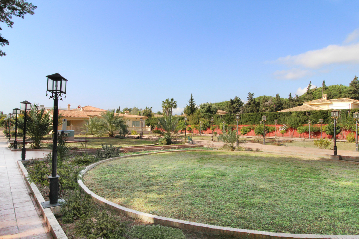 8 Bedroom Villa for Sale in Guadalmina Baja