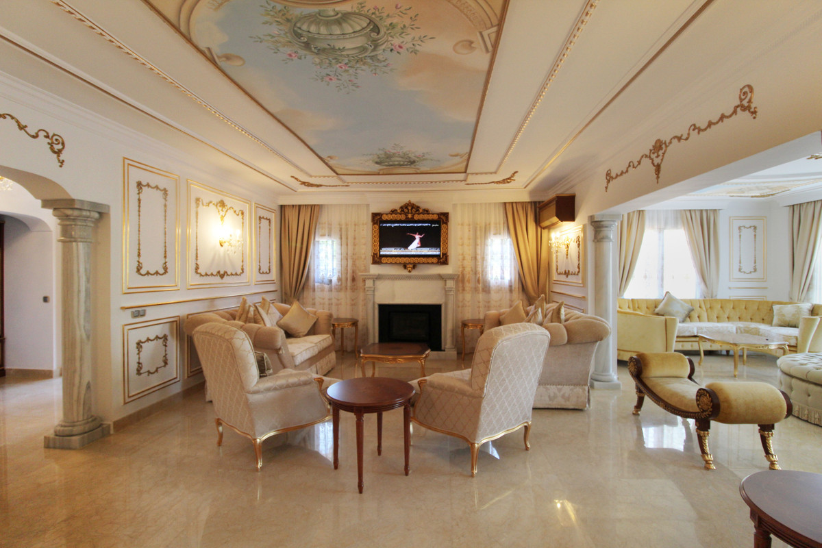 8 Bedroom Villa for Sale in Guadalmina Baja — 2
