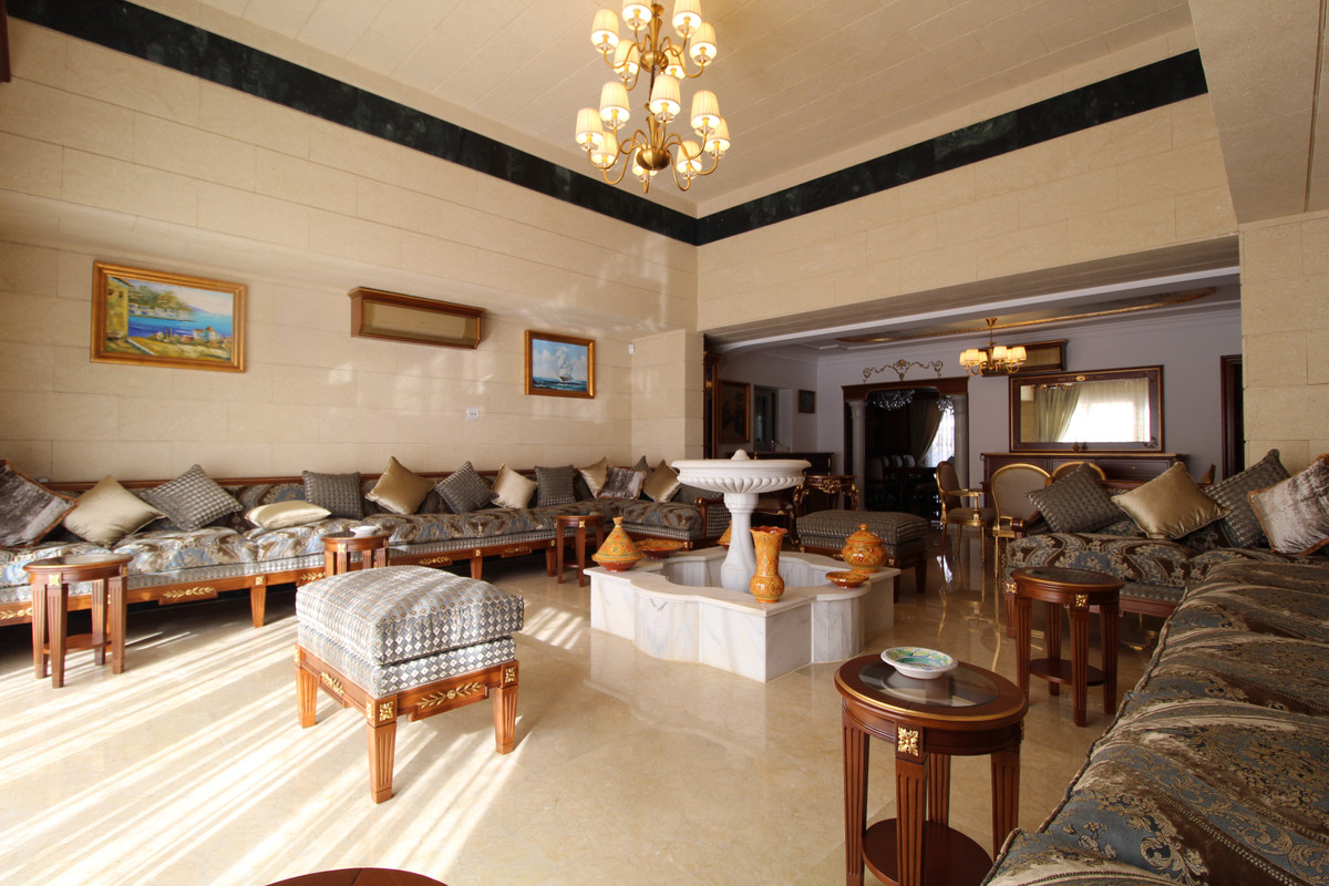 8 Bedroom Villa for Sale in Guadalmina Baja — 5