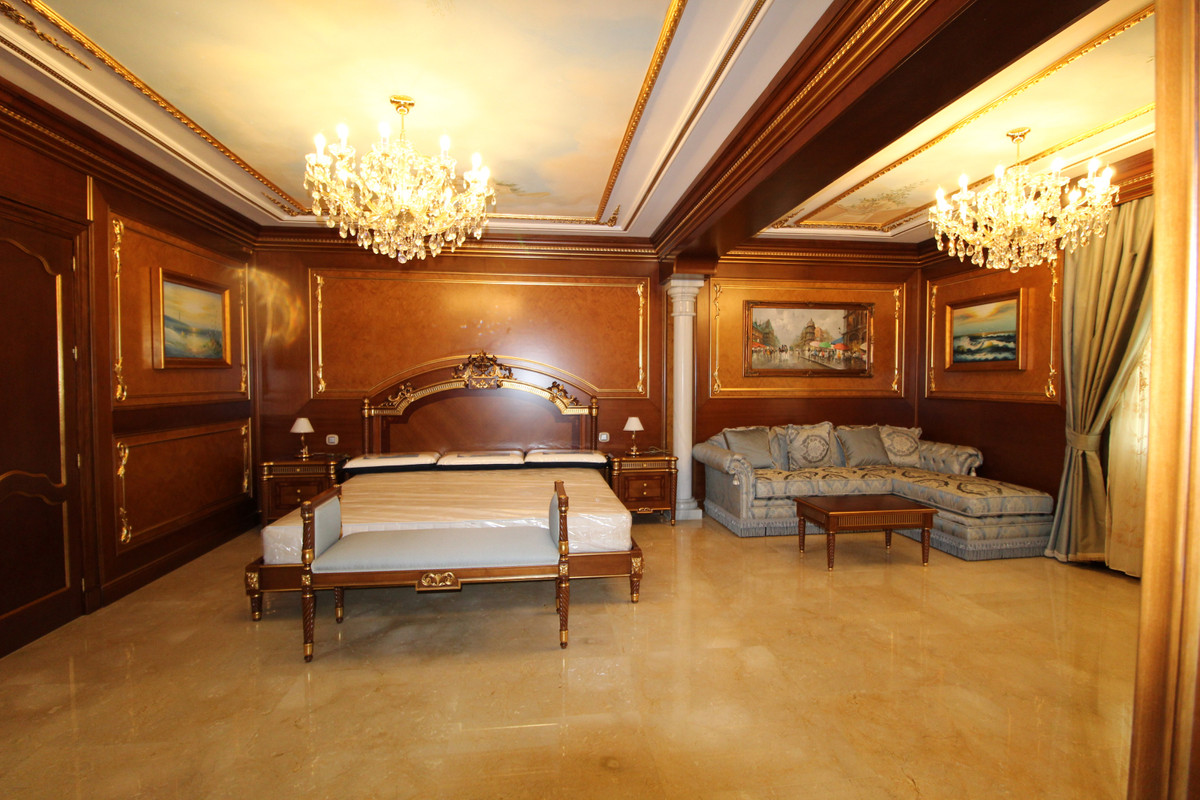 8 Bedroom Villa for Sale in Guadalmina Baja — 6