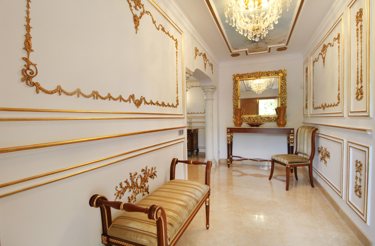 8 Bedroom Villa for Sale in Guadalmina Baja — 7