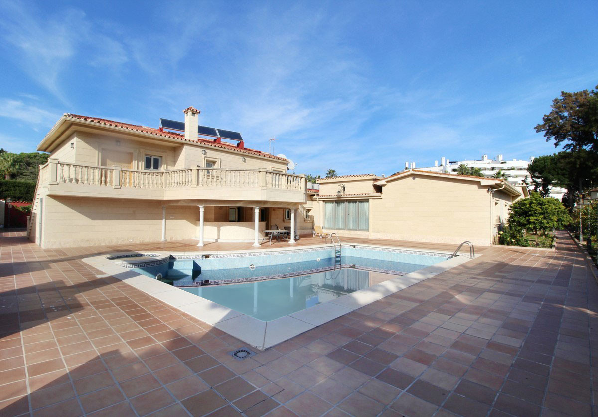 8 Bedroom Villa for Sale in Guadalmina Baja — 9